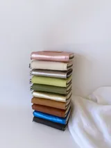 Billetera pequeña de cuero color verde lima, con cierre metálico y monedero interno.