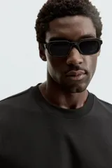 Camiseta celeste de corte holgado, cuello redondo y manga corta.