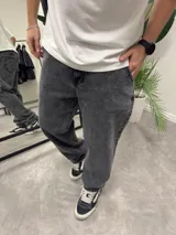 Jean de corte baggy con efecto lavado, color gris oscuro, con bolsillos laterales y traseros.