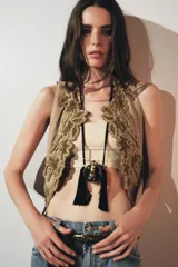 Chaleco color arena con bordados florales en hilo dorado y cuentas negras.