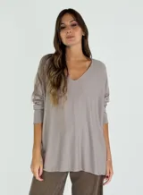 Sweater celeste de tejido de punto con escote en V y mangas largas.