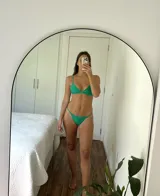 Conjunto de bikini verde esmeralda, con corpiño triangular fijo y bombacha vedetina regulable.