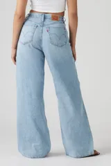 Pantalón de jean celeste, tiro medio, corte amplio y estilo baggy.