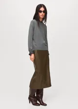 Jersey de punto fino color gris, de corte recto, con cuello redondo y manga larga.