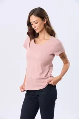 Remera de manga corta y cuello redondo, color verde menta jaspeado.