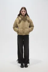 Campera puffer negra con capucha, manga larga, cierre frontal y cuello alto.