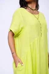 Vestido midi verde flúor de lino, corte holgado, escote redondo y manga corta.