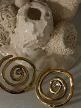 Aros colgantes plateados con diseño de espiral.