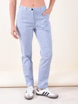 Pantalón de vestir a cuadros celestes y blancos, de corte recto y tiro medio.