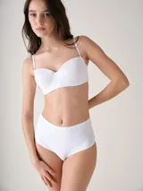 Bombacha de tiro alto y corte láser, color beige, con diseño sin costuras que ofrece un efecto segunda piel.