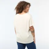 Camiseta básica de manga corta con cuello en pico, confeccionada en algodón de color blanco.