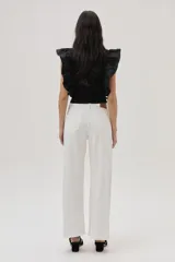 Pantalón jean blanco de pierna ancha confeccionado en algodón y elastano.