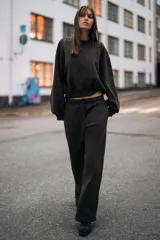 Pantalón de felpa de tiro alto con cintura elástica y corte recto. Cuenta con bolsillos laterales ocultos en la costura y bajo ajustable con cordón elástico y stoppers.