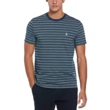 Remera de manga corta azul marino con rayas horizontales finas en celeste y blanco.