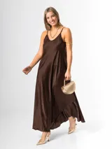 Vestido largo de satén color marrón mocha, de calce amplio y caída fluida, con escote redondo y tirantes finos.
