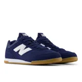 Championes New Balance RC42 de perfil bajo, color azul marino con logo "N" blanco y suela de goma color caramelo.