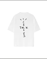 Remera negra de corte holgado con estampado frontal de la palabra 'Cactus' escrita verticalmente con letras blancas.