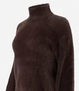 Suéter de poliamida afelpada color borgoña, con cuello alto y mangas largas.