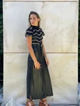 Falda midi color avellana con abertura lateral y cintura alta.