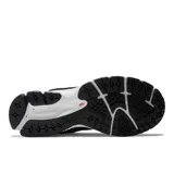 Zapatillas New Balance 2002R, color negro con detalles en gris y suela blanca.