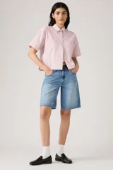 Short de jean celeste de corte amplio, estilo bermuda, con tiro alto y ruedo desflecado.