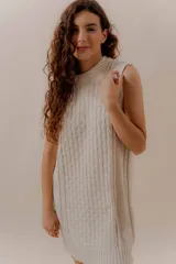 Vestido corto tejido color rojo, sin mangas y con cuello redondo.