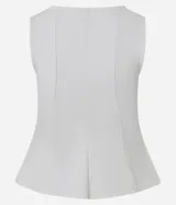 Blusa sin mangas de color blanco confeccionada en tejido punto roma. Presenta un diseño peplum alargado con breteles anchos y volados en el ruedo. Marca Blue Steel.