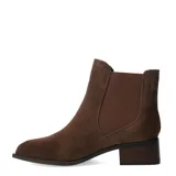 Botas tipo chelsea de cuero negro con acabado texturizado, taco cuadrado bajo y detalle de tira lateral con hebilla metálica.