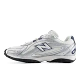 Championes New Balance modelo 204L de estilo urbano y running inspirado en los años 2000, color plateado con detalles en blanco y azul marino. Confeccionados con capellada de ante, malla y superposiciones de cuero, logotipo "N" lateral en doble capa y suela de EVA con base de goma negra.