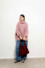 Bolso tote de gamuza color bordó con asa de hombro.