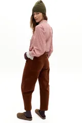 Camisa de algodón con estampado de cuadros vichy en tonos rojizos. Presenta cuello con terminación bordada, mangas largas con puños detallados con encaje y alforzas en el frente.