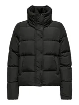 Campera puffer corta de color negro, con cuello alto, cierre frontal con botones a presión y bolsillos laterales. Diseño acolchado con relleno sintético.