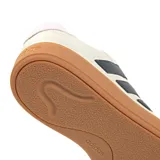 Championes urbanos Adidas modelo Courtblock, color blanco con las icónicas tres tiras laterales en azul marino y suela de goma color caramelo. Presenta un detalle en rosado suave en el talón.