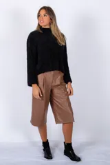 Pantalón capri marrón de cuero sintético con pinzas en la cintura.