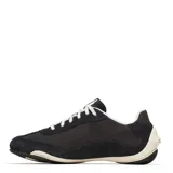 Championes urbanos Merrell modelo Relay Fly Vent Se, color negro con detalles en blanco crema. Presentan un diseño aerodinámico con refuerzos de gamuza y una distintiva letra M en el lateral, combinando estilo deportivo con funcionalidad urbana.