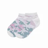 Medias tobilleras con estampado de camuflaje en tonos pastel, blanco, lila y verde azulado, con detalle de texto bordado en la parte superior.