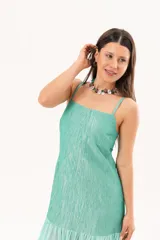 Vestido largo color verde agua, con tirantes finos, escote recto y falda larga fluida con panel fruncido en la parte superior.