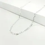 Cadena plateada de eslabones rectangulares alargados, confeccionada en plata 925.