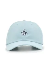 Gorra celeste de visera curva con el logo de un pingüino bordado en el frente.