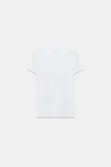 Camiseta de corte slim fit y color blanco, con cuello redondo y mangas cortas de diseño clásico.