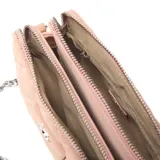 Bandolera XL de diseño acolchado con costuras en zigzag, color nude. Cuenta con cierre superior, logo metálico frontal y correa de cadena plateada con detalle de cuero sintético en el hombro.