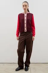 Pantalón de gabardina con corte barrel, diseño holgado y tiro medio. Cuenta con cierre frontal y bolsillos laterales.