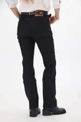 Blazer azul de corte recto, con solapas y cierre con dos botones.