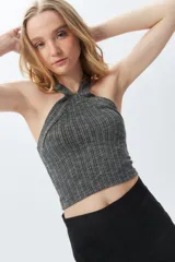 Top sin mangas de cuello halter cruzado, de morley color gris, ajustado al cuerpo y con textura acanalada.