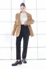 Pantalón negro de vestir, de corte recto, con bolsillos laterales y traseros. Se ajusta a la cintura con botón y cierre.