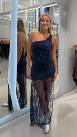 Vestido largo azul marino de un hombro, con apliques de lentejuelas y diseño de transparencias en la falda.
