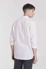 Camisa blanca de corte slim fit con cuello clásico, manga larga y estampado de puntos.