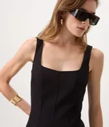 Vestido midi evasé color azul, sin mangas, con escote cuadrado, breteles medianos y recortes verticales. Fabricado por la marca Cortelle en mezcla de viscosa, poliamida y elastano con forro de poliéster.