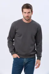 Buzo deportivo de cuello redondo con interior en micropolar y logo bordado al tono en el pecho.