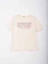 Remera de manga corta color crema, con cuello redondo y estampado frontal que dice "NEWPORT Orange Country" en tipografía universitaria y cursiva.